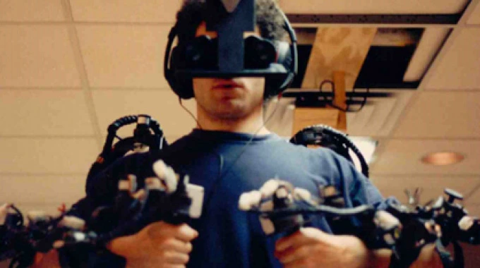 Casco de realidad virtual de los años 90